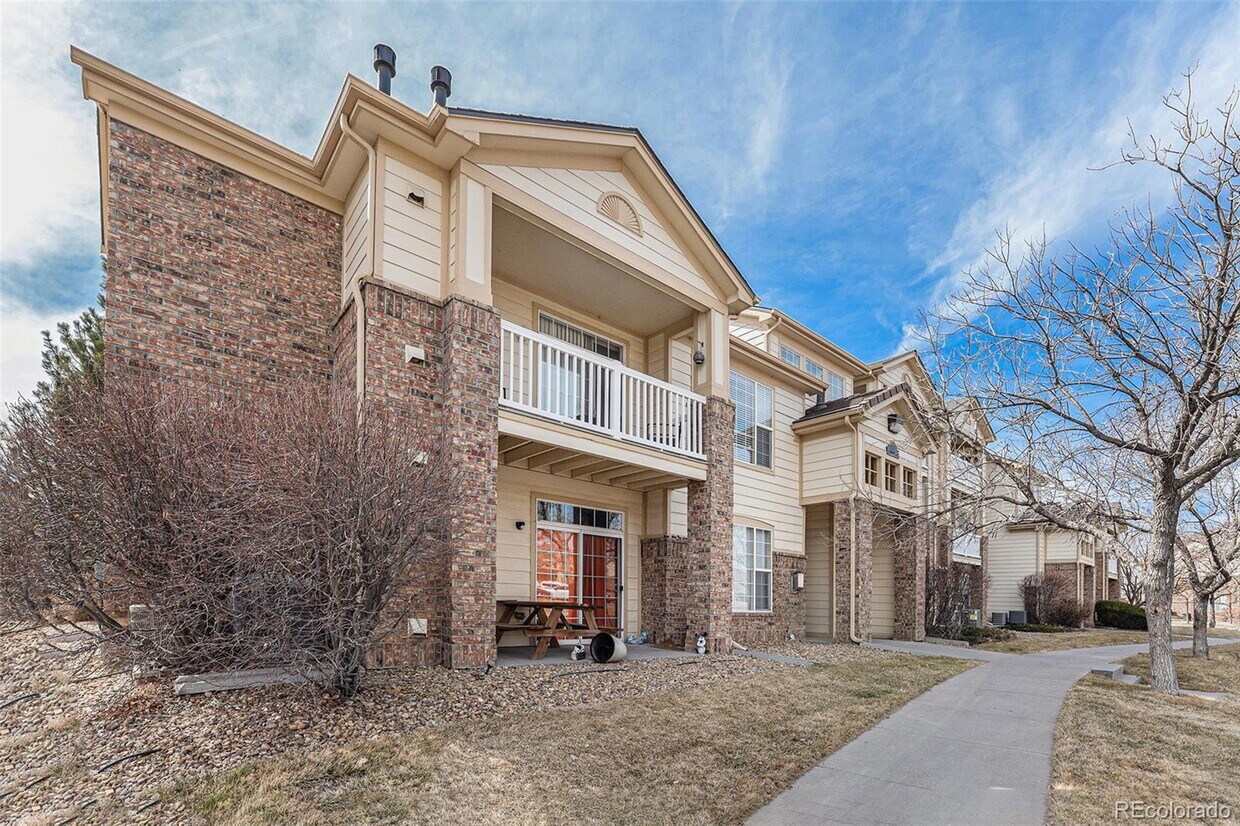 Foto principal - Cozy 1-Bedroom Condo Retreat with Fireplac...