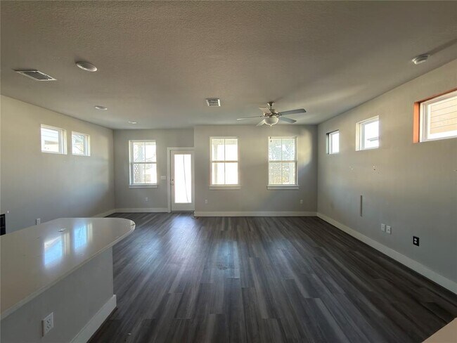 Foto del edificio - 7312 Acela Trl