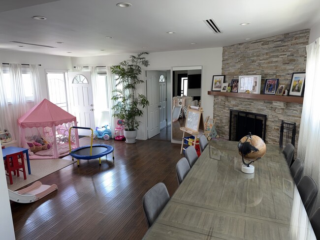 Foto del edificio - 8365 Glencrest Dr