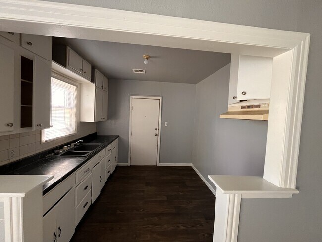 Building Photo - Move-In Ready 2B/1B in SW OKC