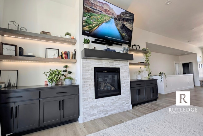 Building Photo - East Medford Cedar Links Living