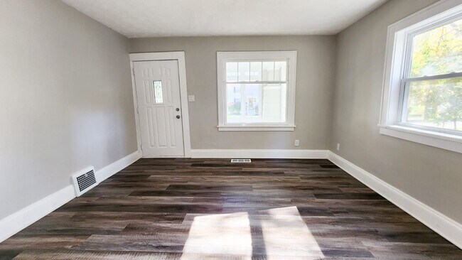 Building Photo - Move in ready!