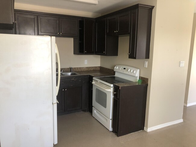 Building Photo - 2901 E De La Rosa Drive - C