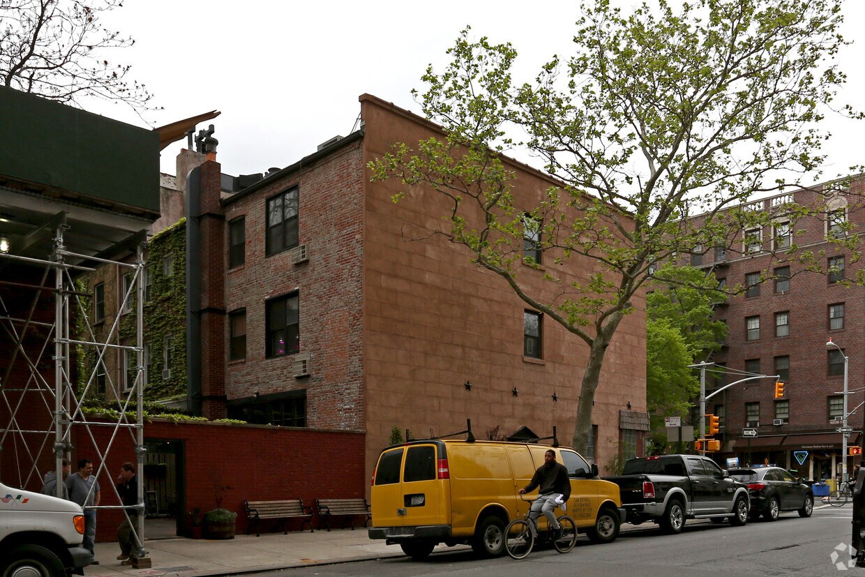 Building Photo - 447 Hudson St