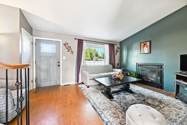 Foto 2 de la sala de estar - 1960 Doherty Rd