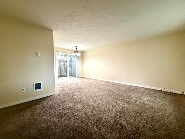 Foto del edificio - **50% OFF THE FIRST MONTH'S RENT** Montavilla 2 Bedroom Main Floor Apartment w/ A/C and Off Stree...