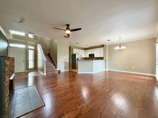 Foto del edificio - 3300 Forest Creek Dr