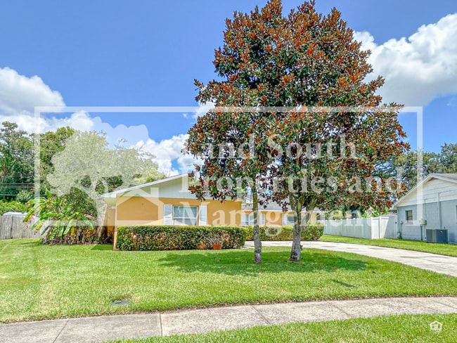 Building Photo - 631 Queens Loop N