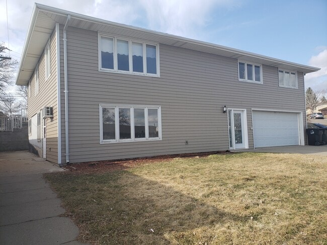 Building Photo - 700 N 29th St