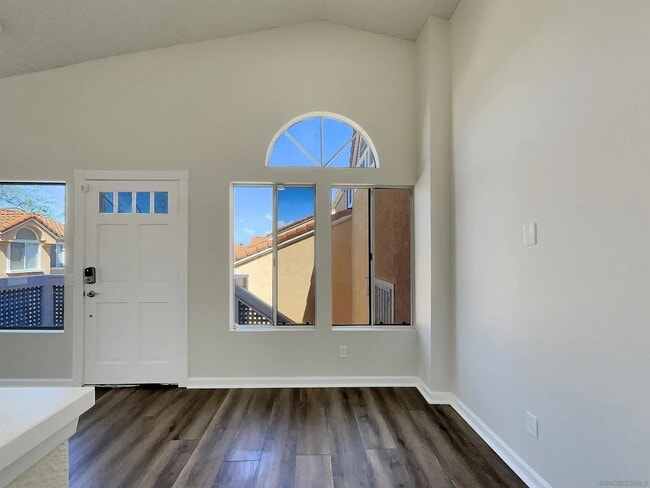 Building Photo - "Coastal Comfort: Spacious 2-Bed, 2-Bath Retreat in Oceanside!"