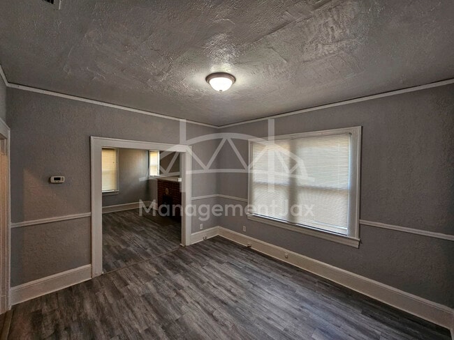 Building Photo - 528 W 25th St