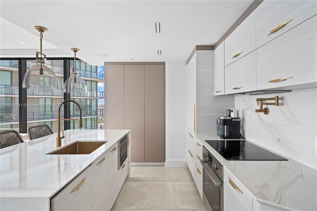 Foto del edificio - 650 NE 32nd St