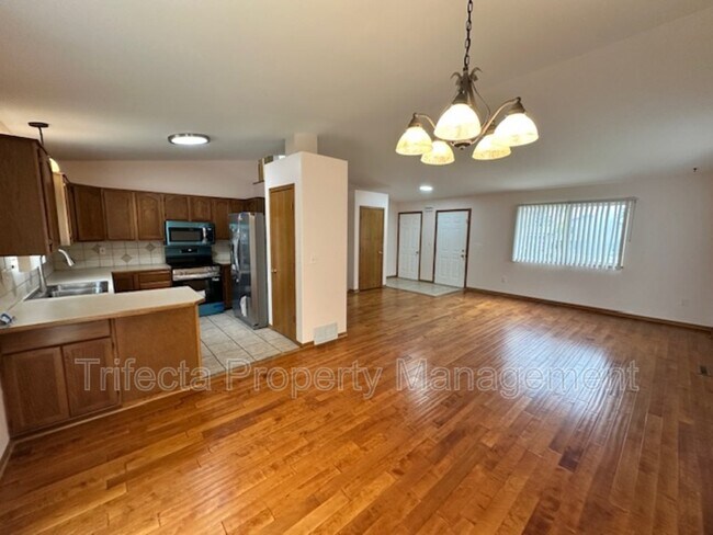 Building Photo - 807 Ptarmigan Pl