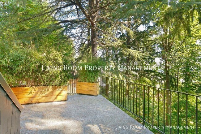 Foto del edificio - Dreamy NW/Willamette Heights Modern "Treeh...