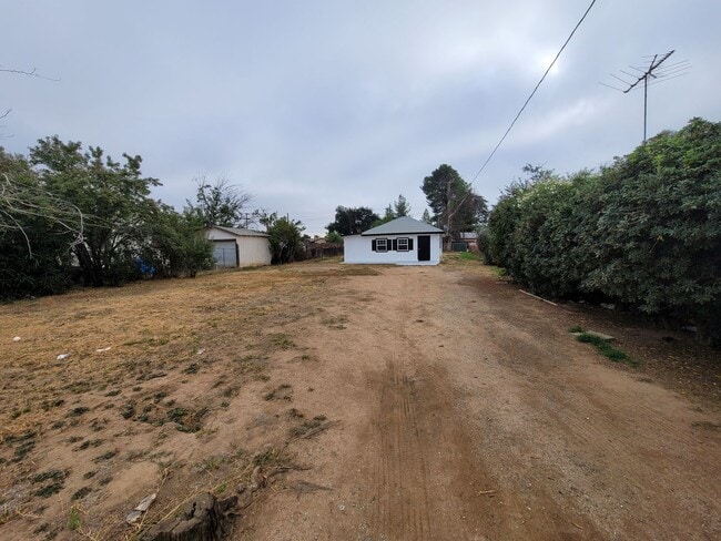 Building Photo - Single-Story 1-Bedroom House Available in ...