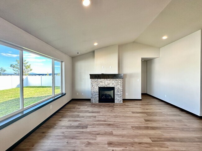 Building Photo - Modern 4 bedroom 2 bathroom home for rent ...