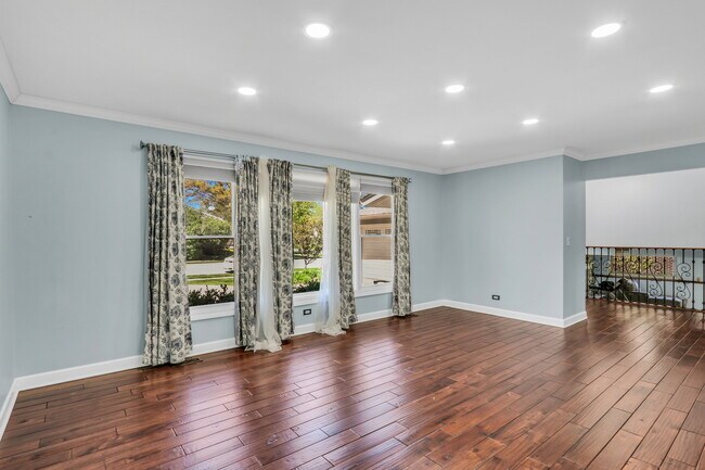 Foto del edificio - 107 E Burr Oak Dr