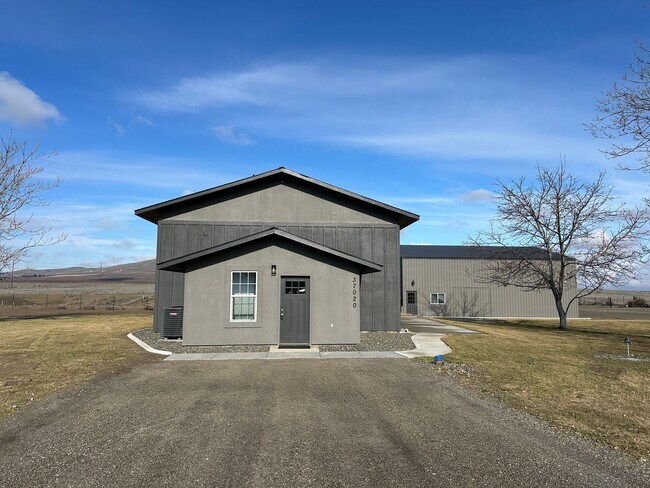 Building Photo - *360 TOUR AVAILABLE* Country Living on 5 A...