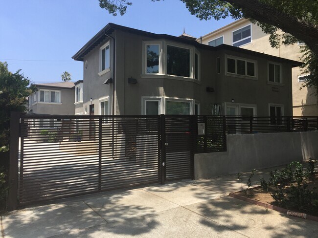 Building Photo - 1121 N Sweetzer Ave