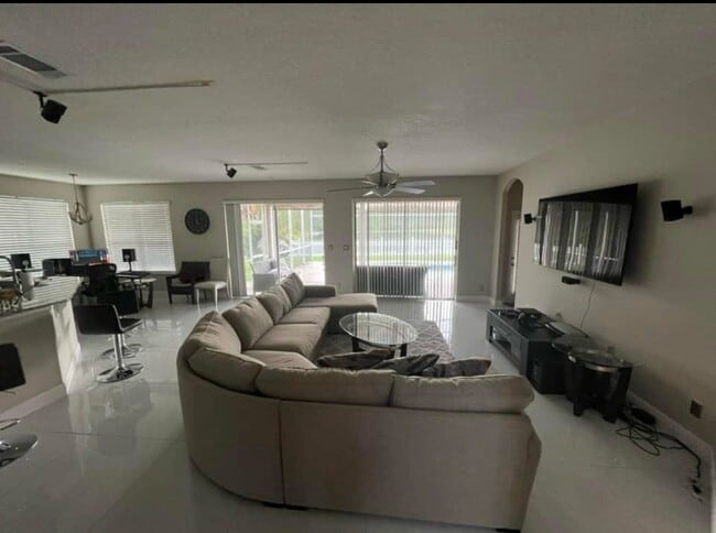 Foto del edificio - 1744 Amaryllis Cir