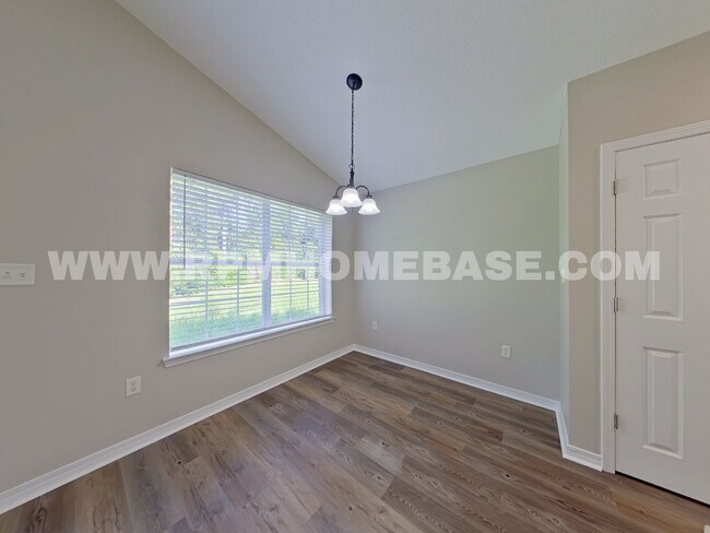 Building Photo - Newly Renovated Home Near Hurlburt Field A...