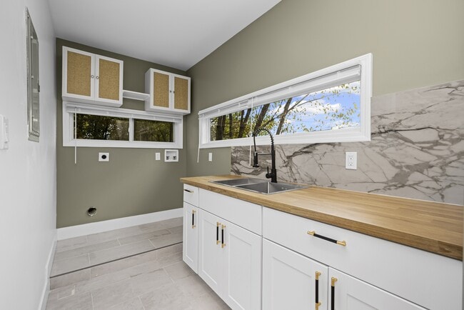 Building Photo - 520 Smith St