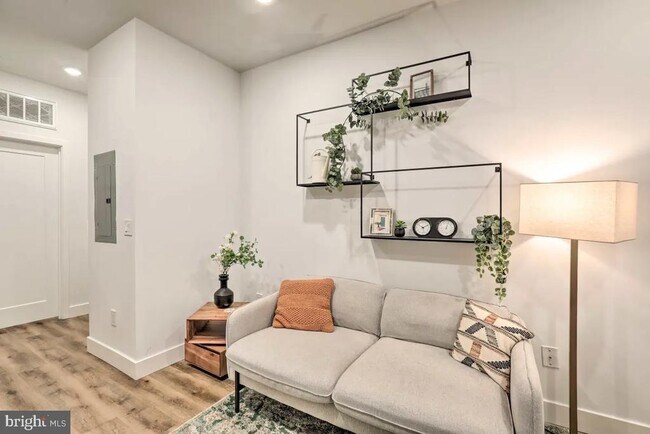 Foto del edificio - 2531 W Girard Ave