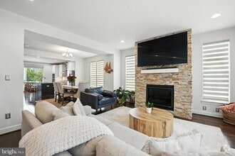 Building Photo - 610 Watermans Dr