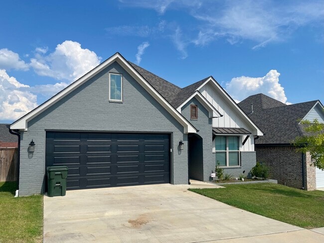 Building Photo - 7012 Hillside Ave