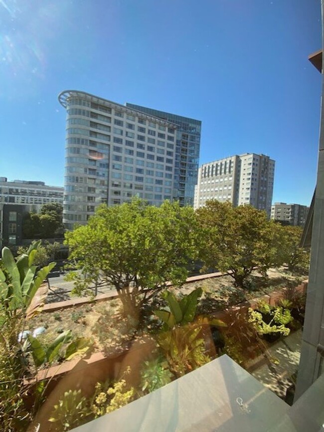 Foto del edificio - Bright and spacious one bedroom condo unit...