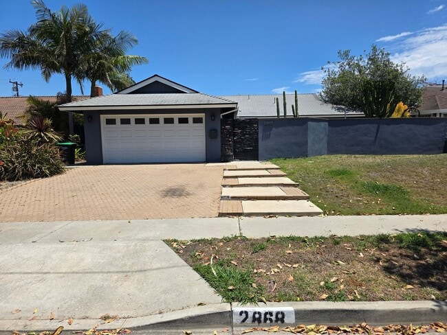 Highly Desirable Costa Mesa Residence – Don't Miss Out! - Highly Desirable Costa Mesa Residence – Don't Miss Out! House