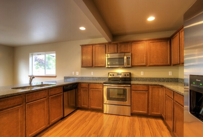 Building Photo - Pre-leasing NOW! 6 Bedroom, 3 Bath Home!