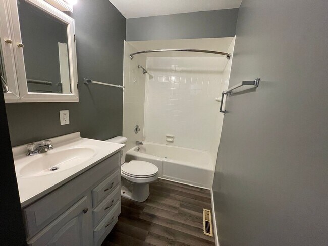 Foto del edificio - Split Foyer Available Now!