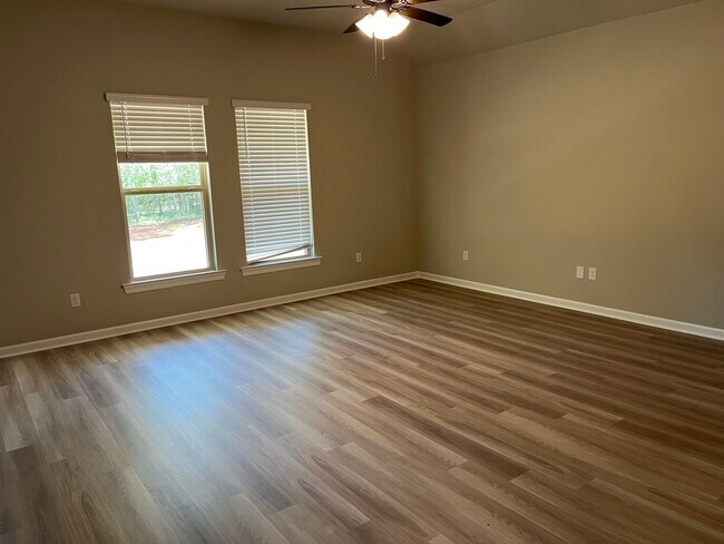 Building Photo - 41287 Jolane Dr