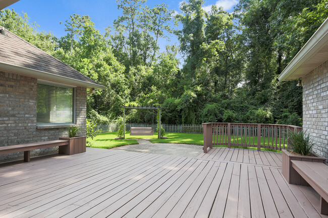 Foto del edificio - Empty Mandeville Home Seeking Family for O...