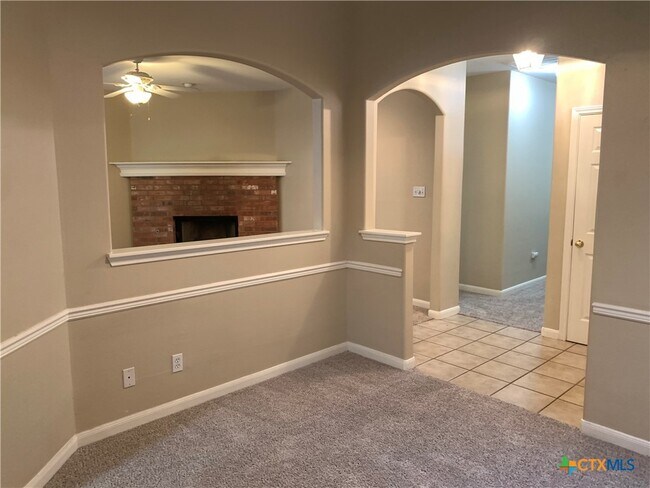Building Photo - 947 River Rock