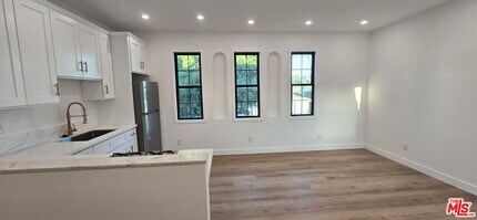 Building Photo - 1047 Irolo St