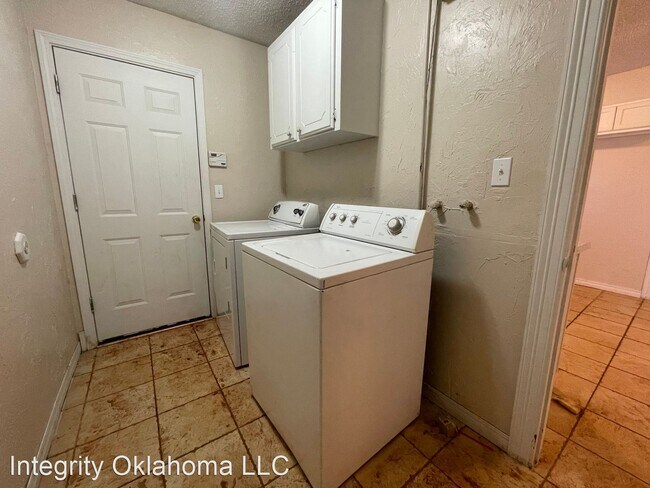 Building Photo - 3 br, 1.5 bath House - 702 S. Drexel St #1