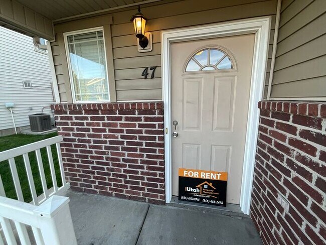 Building Photo - 3 bdrm 2 bath Townhouse- Swimming pool in ...
