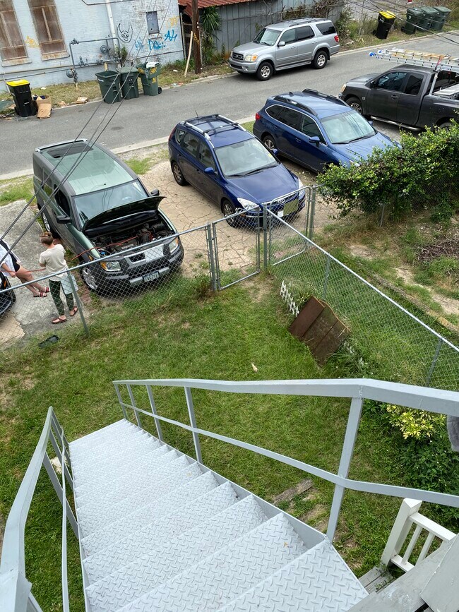 Patio compartido y aparcamiento privado. - 2220 Whitaker Street