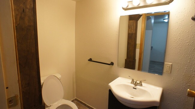 Building Photo - Pet Friendly Studio Apartment Available Now!