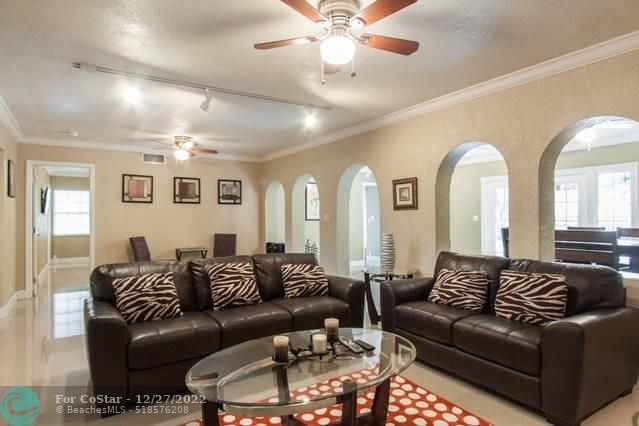 Building Photo - 410 E Country Club Cir