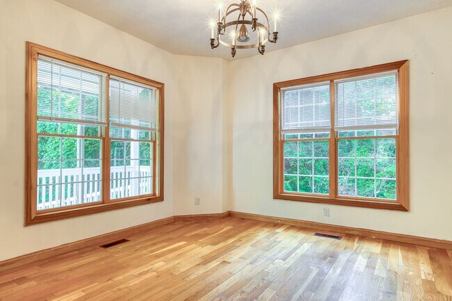 Foto del edificio - 5 to 8 Bedrooms. Pet Friendly.