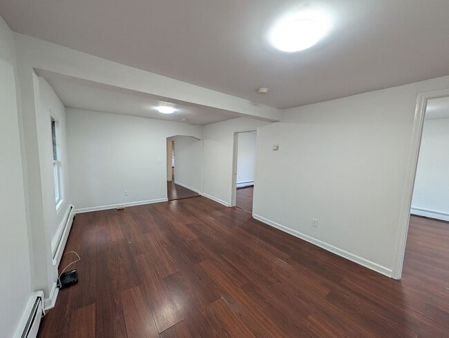 Building Photo - Stunning 3 bedroom 2 bathroom single famil...