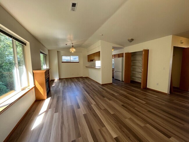 Foto del edificio - 3 Bed, 2 Bath Condo with Garage