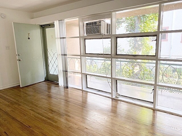 Building Photo - 215 N Kenmore Ave