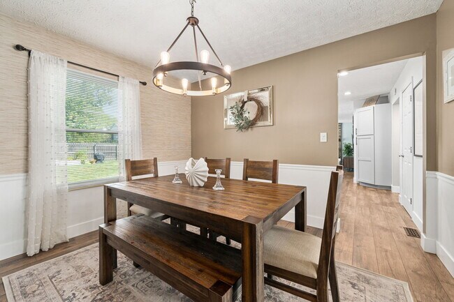 Building Photo - 3700 Dinsmore Castle Dr