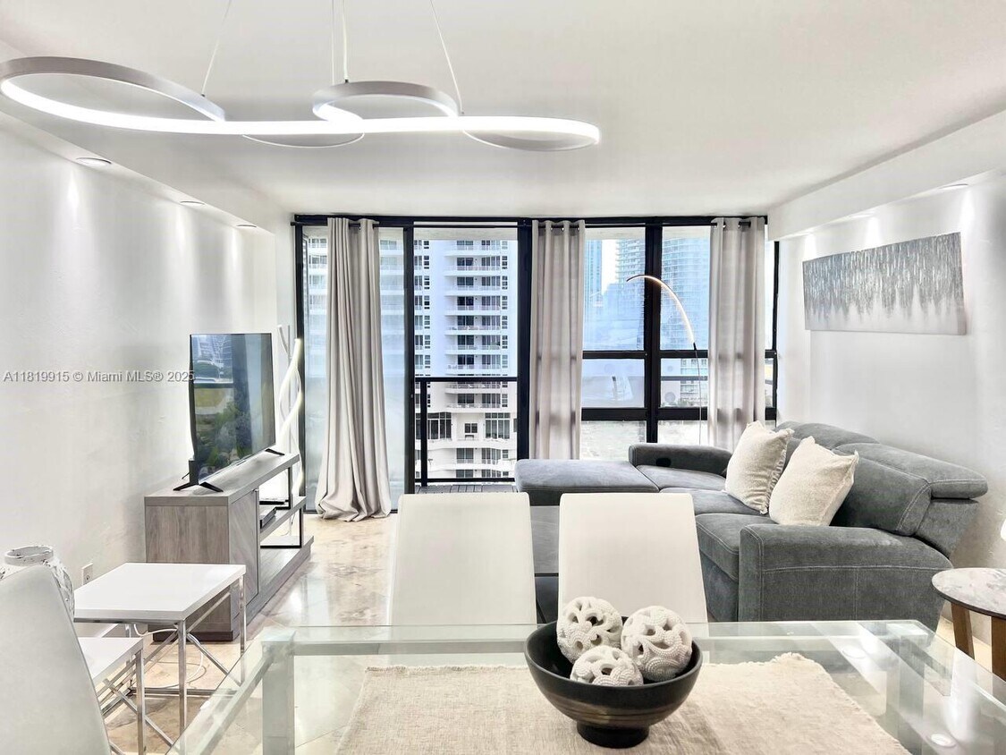Foto principal - 600 NE 36th St