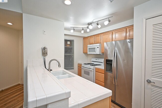 Foto del edificio - 280 Caldecott Ln
