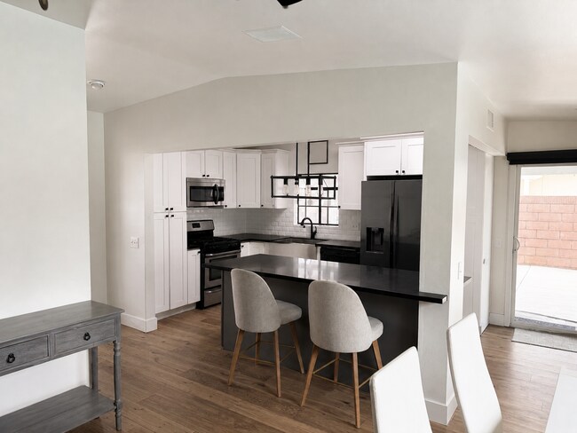Building Photo - 524 E Navilla Pl